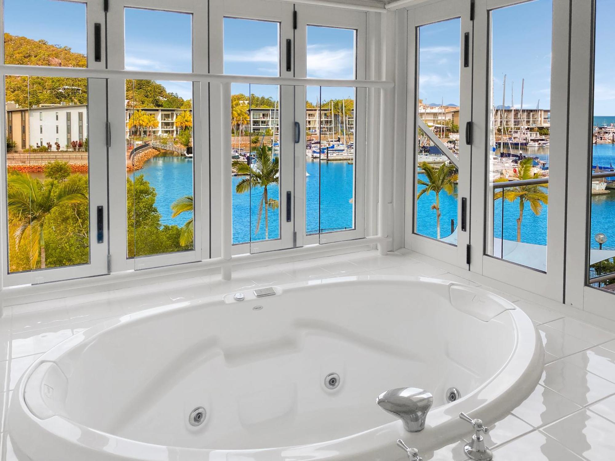 Apartment Waterfront 'beachside' Nelly Bay