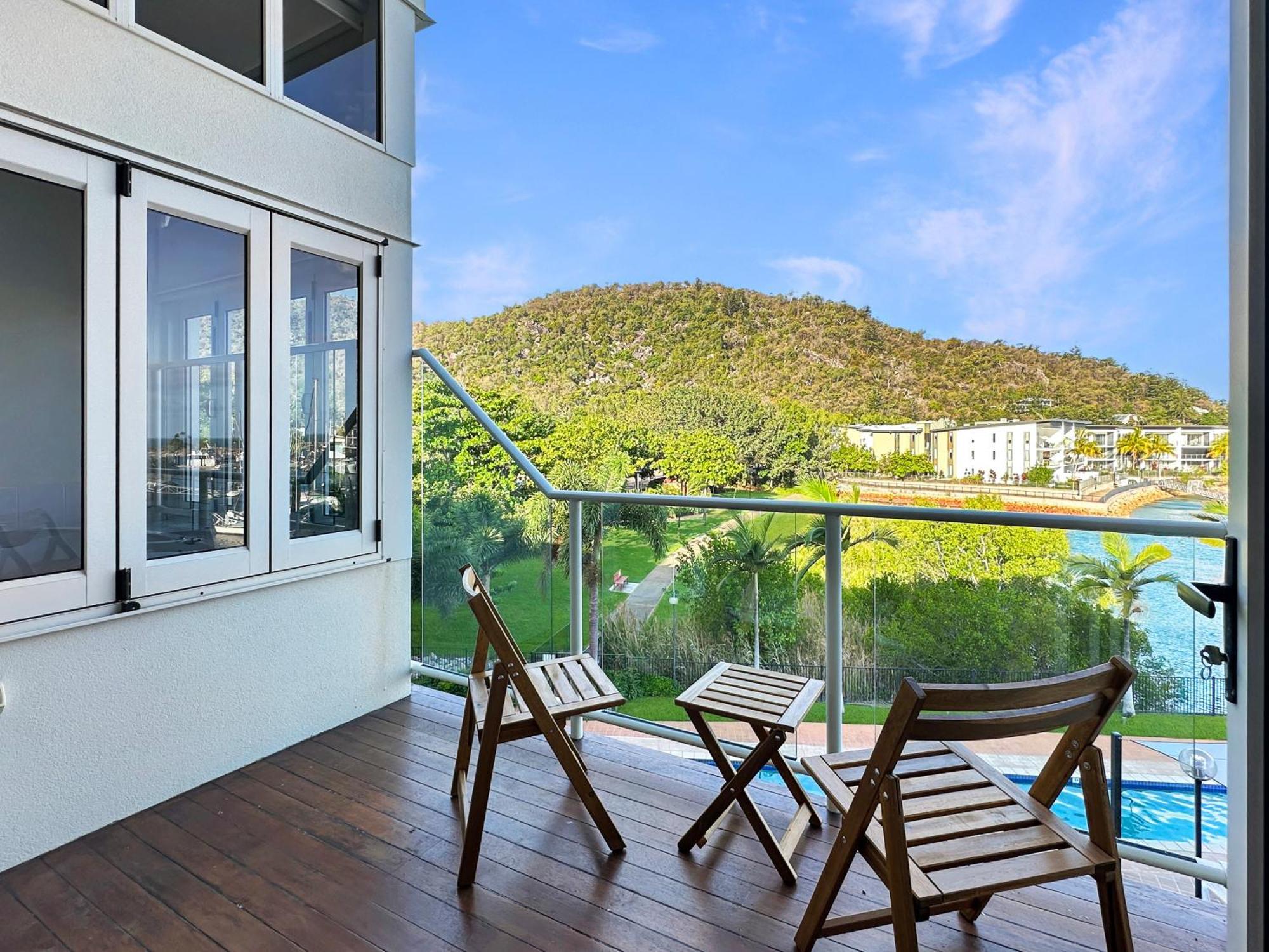 Waterfront 'beachside' Apartment Nelly Bay