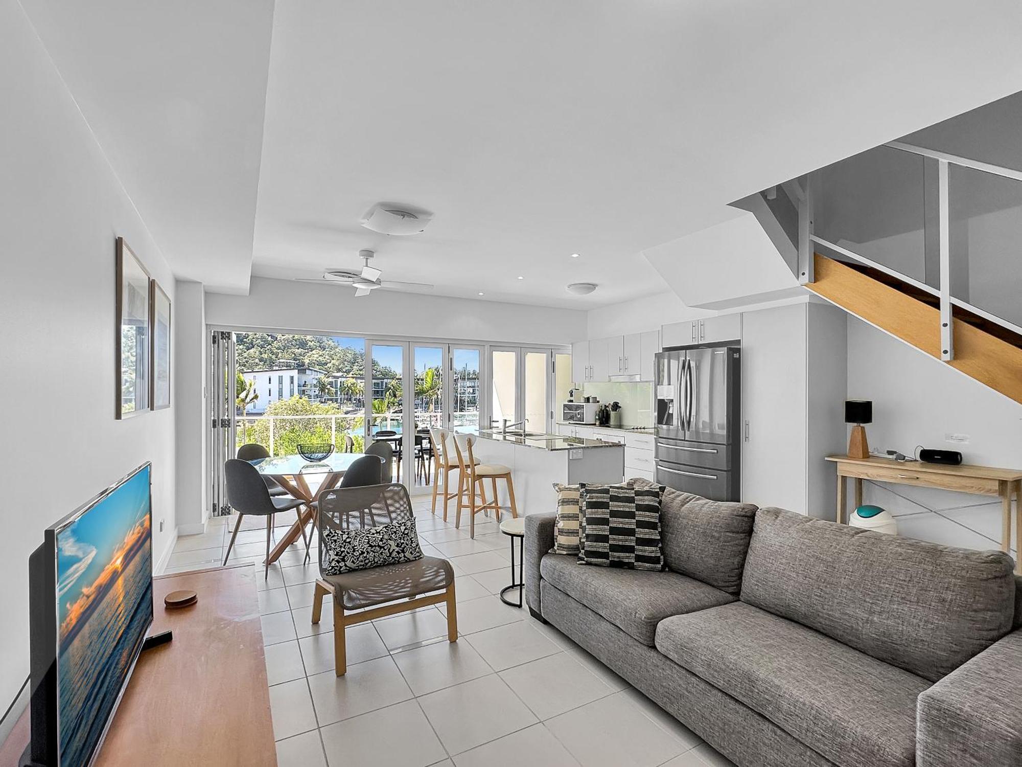 Apartment Waterfront 'beachside'